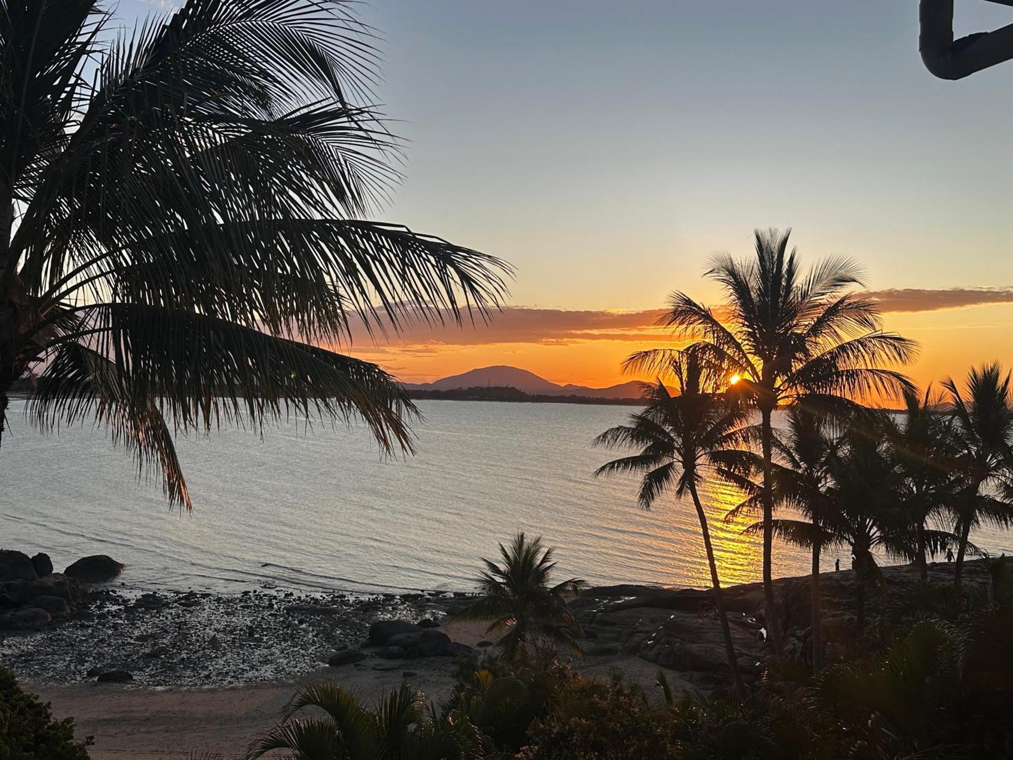 Coral Cove Apartments - Absolute Beachfront Resort Bowen Luaran gambar