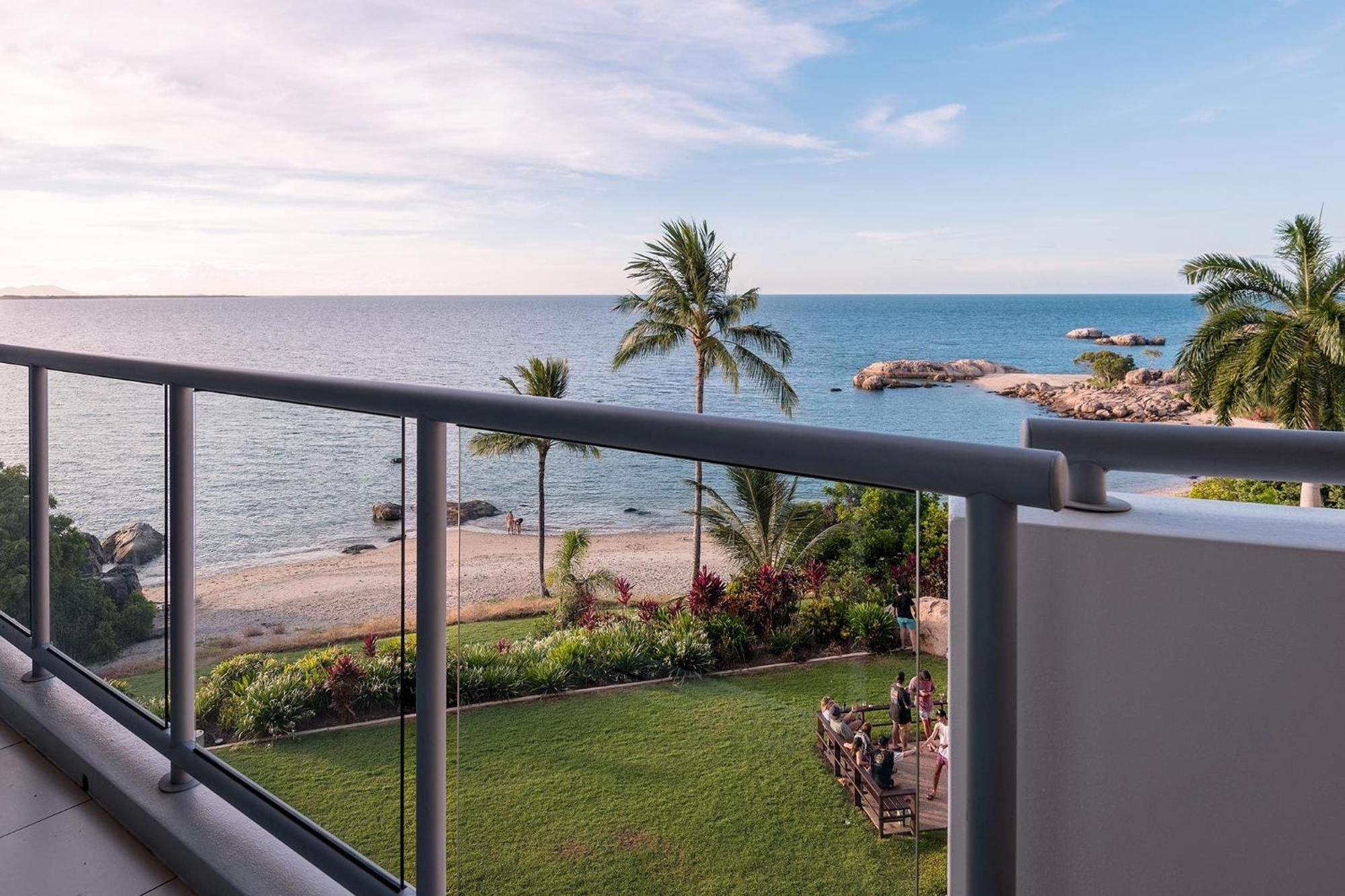 Coral Cove Apartments - Absolute Beachfront Resort Bowen Luaran gambar