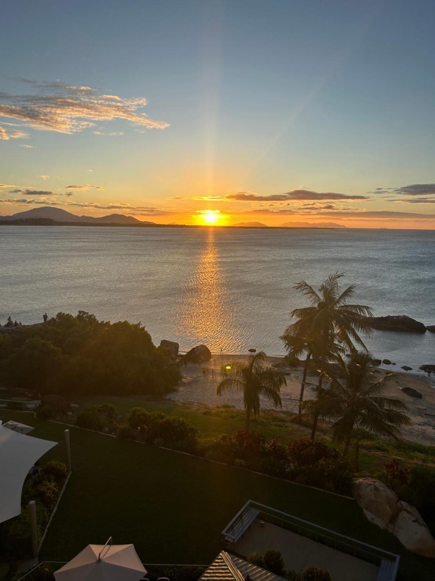 Coral Cove Apartments - Absolute Beachfront Resort Bowen Luaran gambar