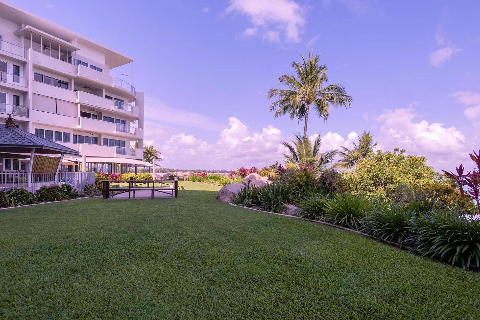 Coral Cove Apartments - Absolute Beachfront Resort Bowen Luaran gambar